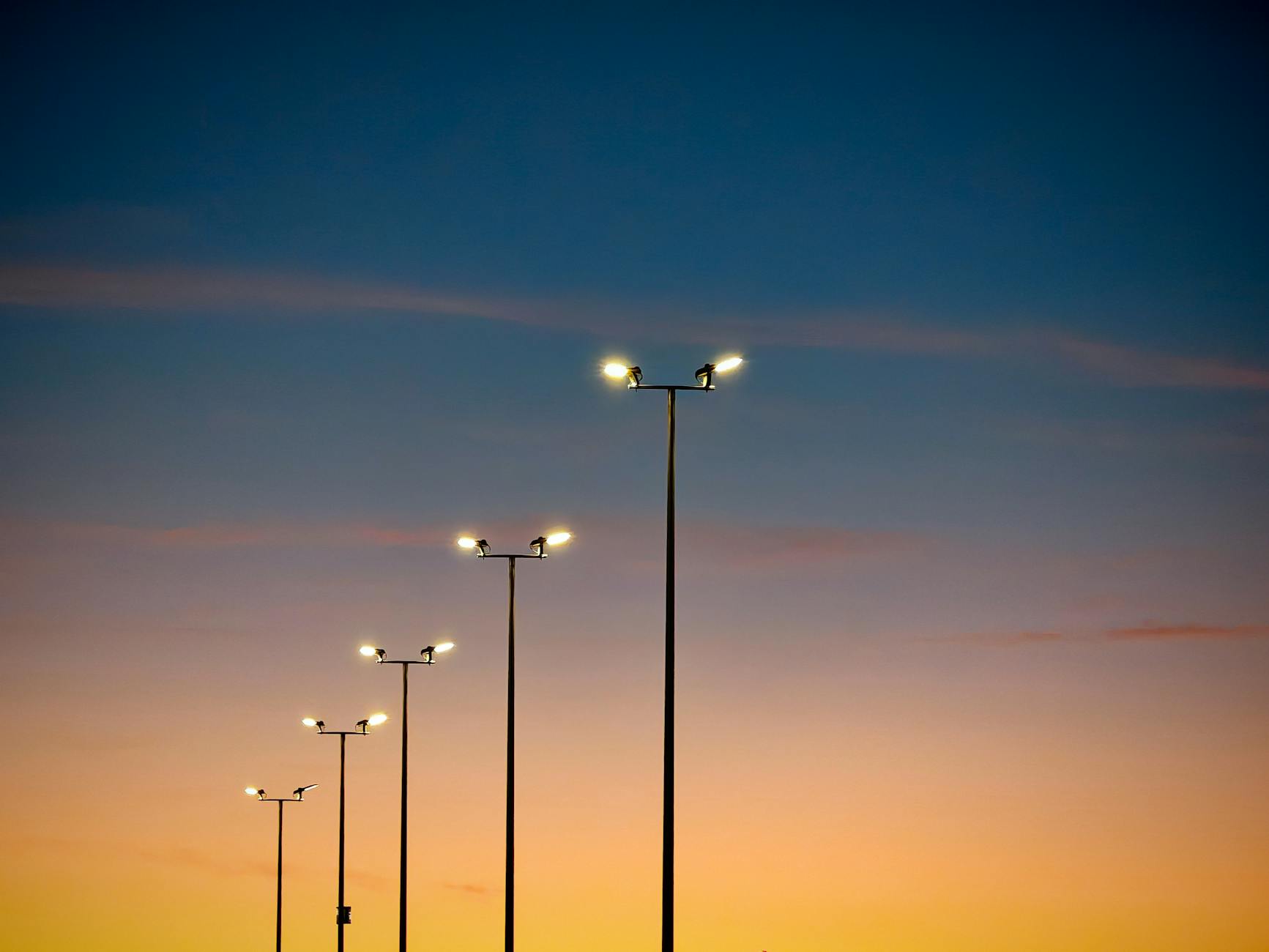 Genova accelera sulla nuova illuminazione pubblica: lavori al 95%, meno guasti e nuovi fondi per sicurezza e Centro Storico