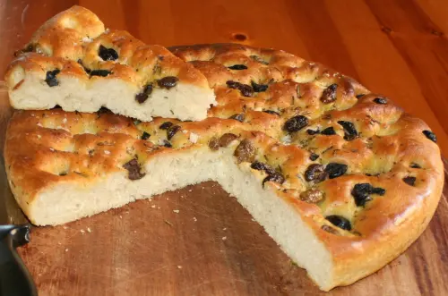 La focaccia ligure e le sue varianti: da Recco col formaggio alla fugassa di Voltri