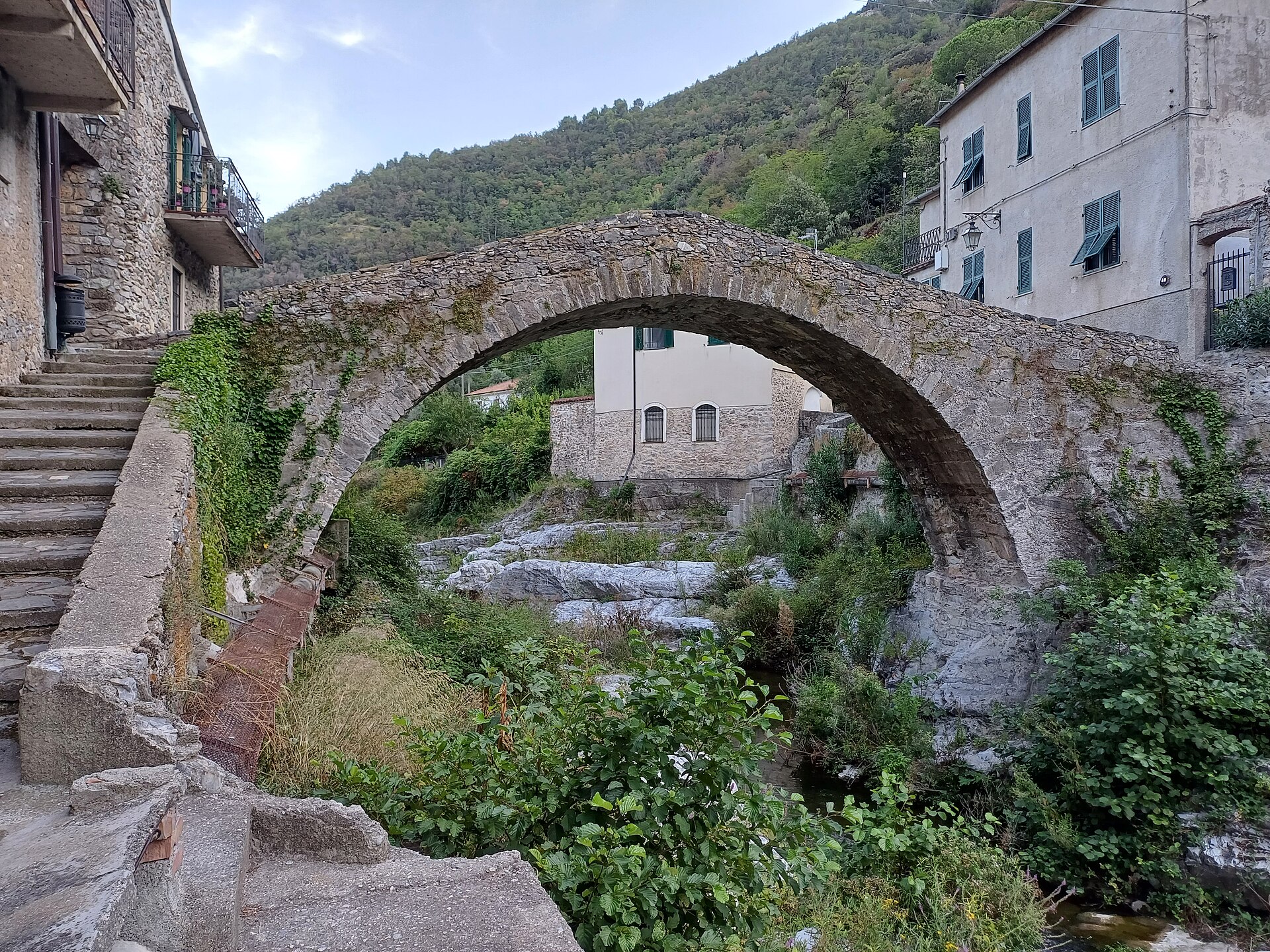 I borghi dell'entroterra ligure meno conosciuti: da Zuccarello a Triora, un viaggio nell'hinterland