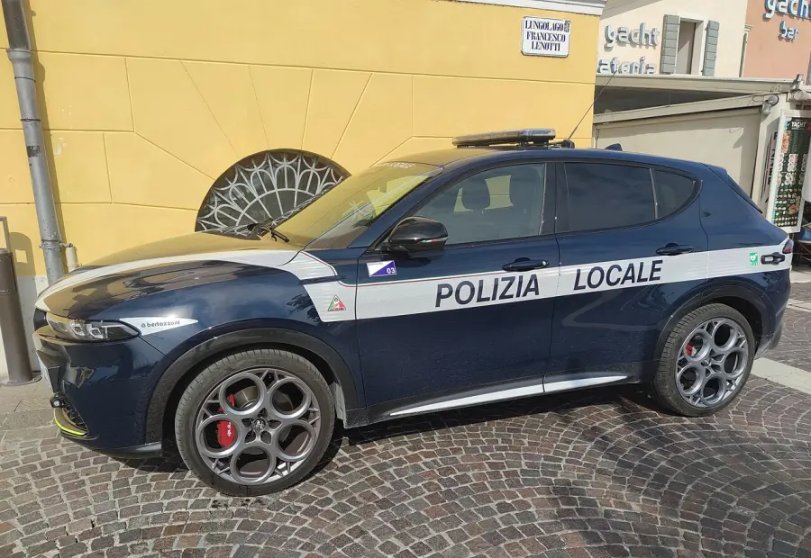 Genova, abbandona 100 latte di vernici e solventi: denunciato dalla Polizia Locale