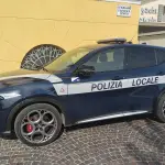Genova, abbandona 100 latte di vernici e solventi: denunciato dalla Polizia Locale
