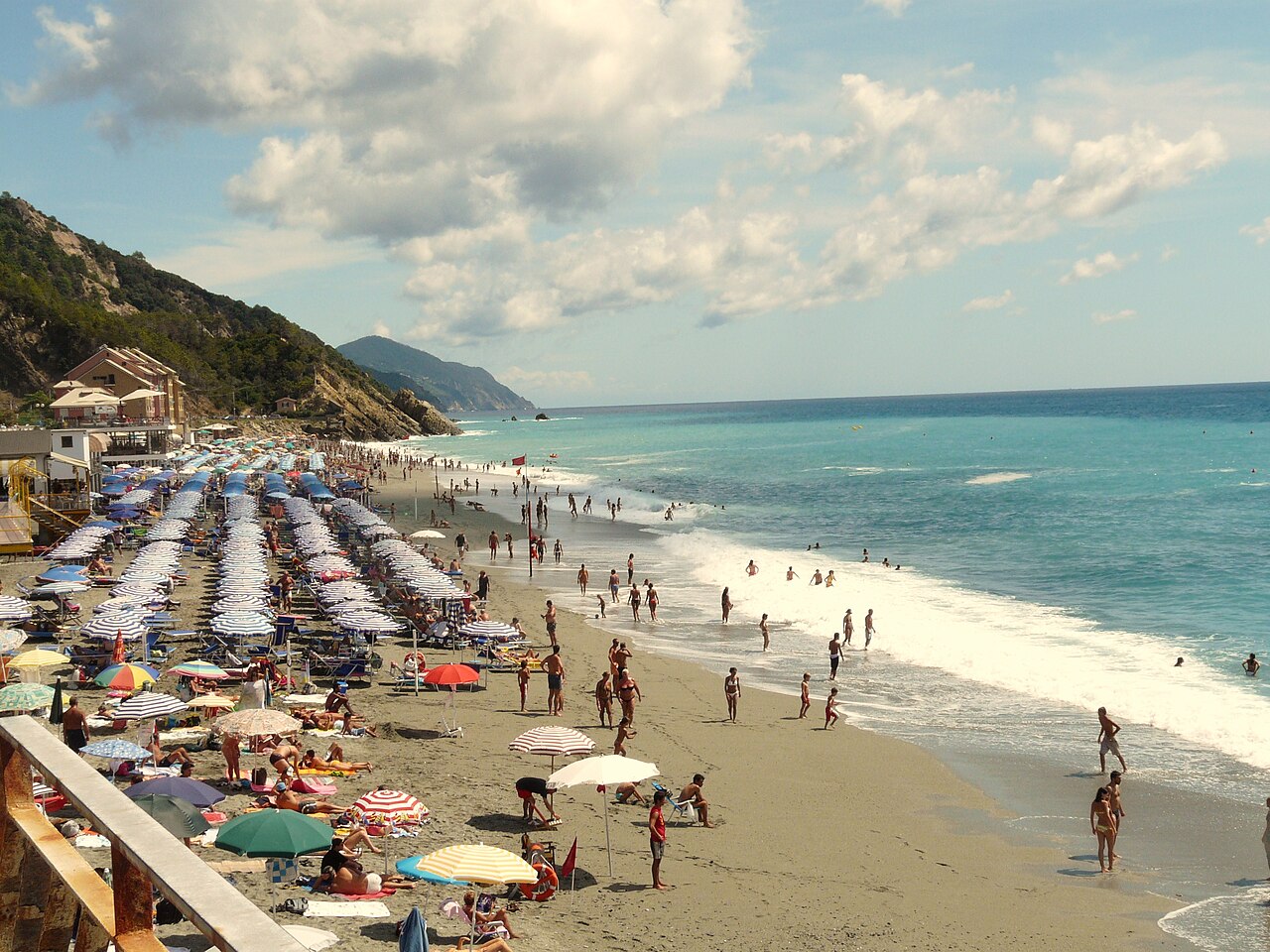 Liguria, 3 milioni ai Comuni costieri per spiagge più sicure, pulite e accessibili