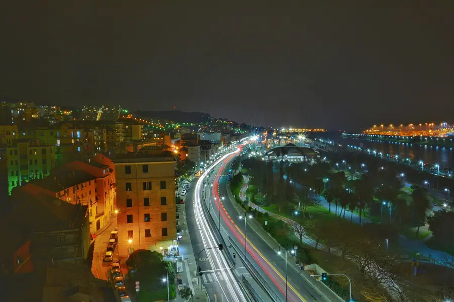 Genova, arrestato nella notte in via San Luca: aveva hashish, ecstasy e quasi 600 euro